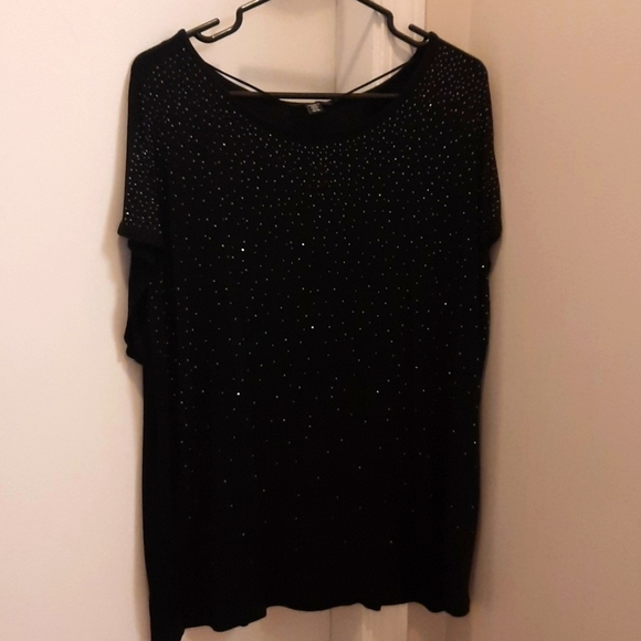 🌻 2/$30 Batwing Top with Studs - Picture 1 of 4